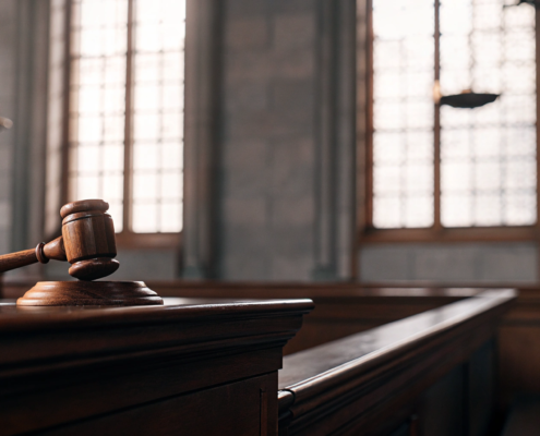 A judge's gavel on a bench for a legal guide on how to sue for deception in Florida.